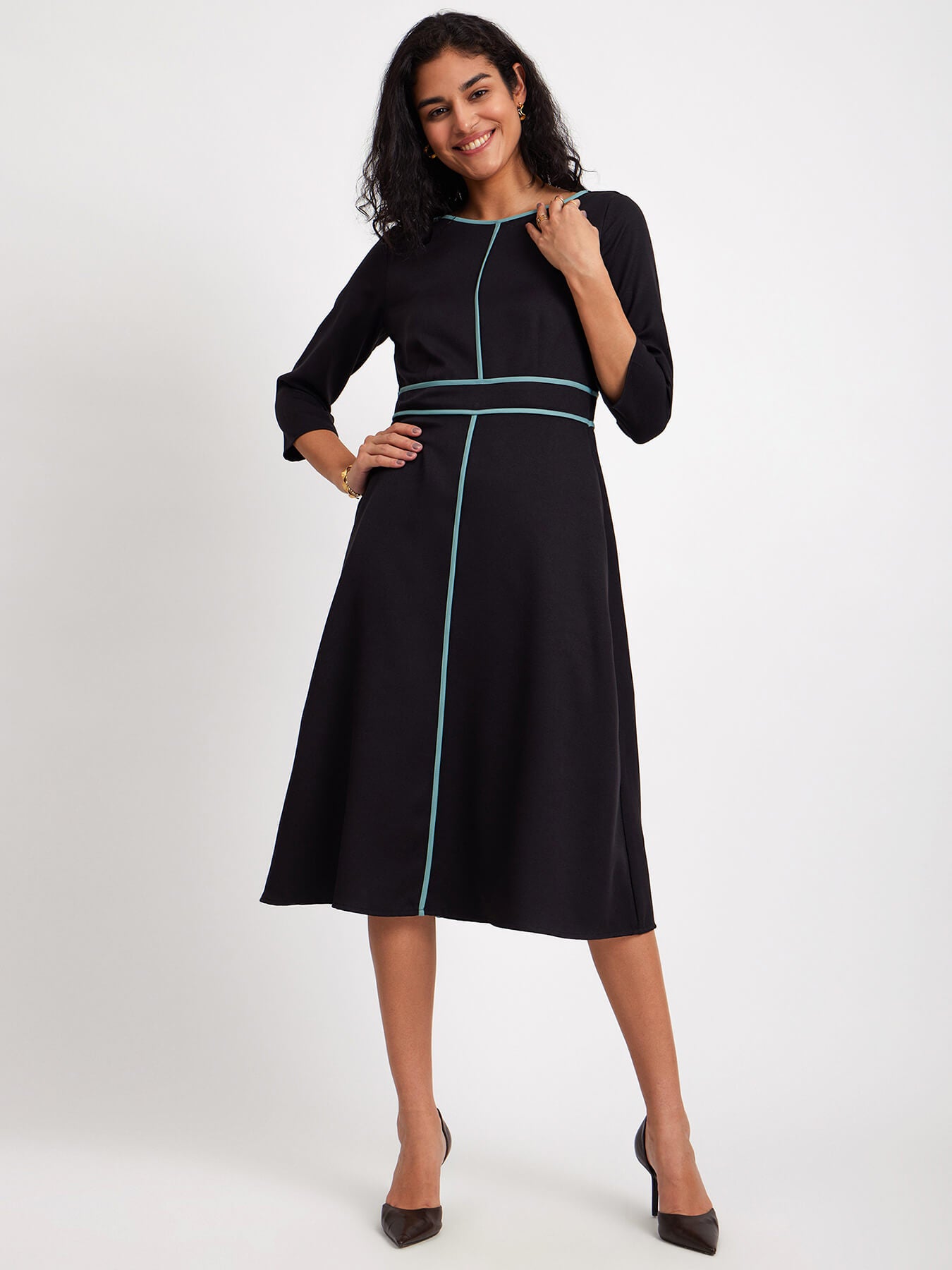 Colour Block Solid Dress - Black And Sap Green