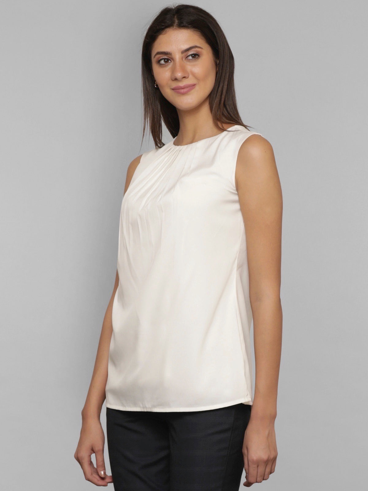 Round Neck Top With Pleat Details - Off White
