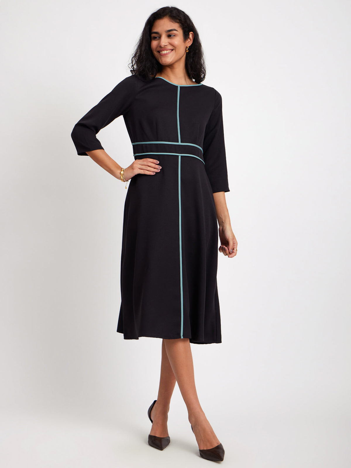 Colour Block Solid Dress - Black And Sap Green
