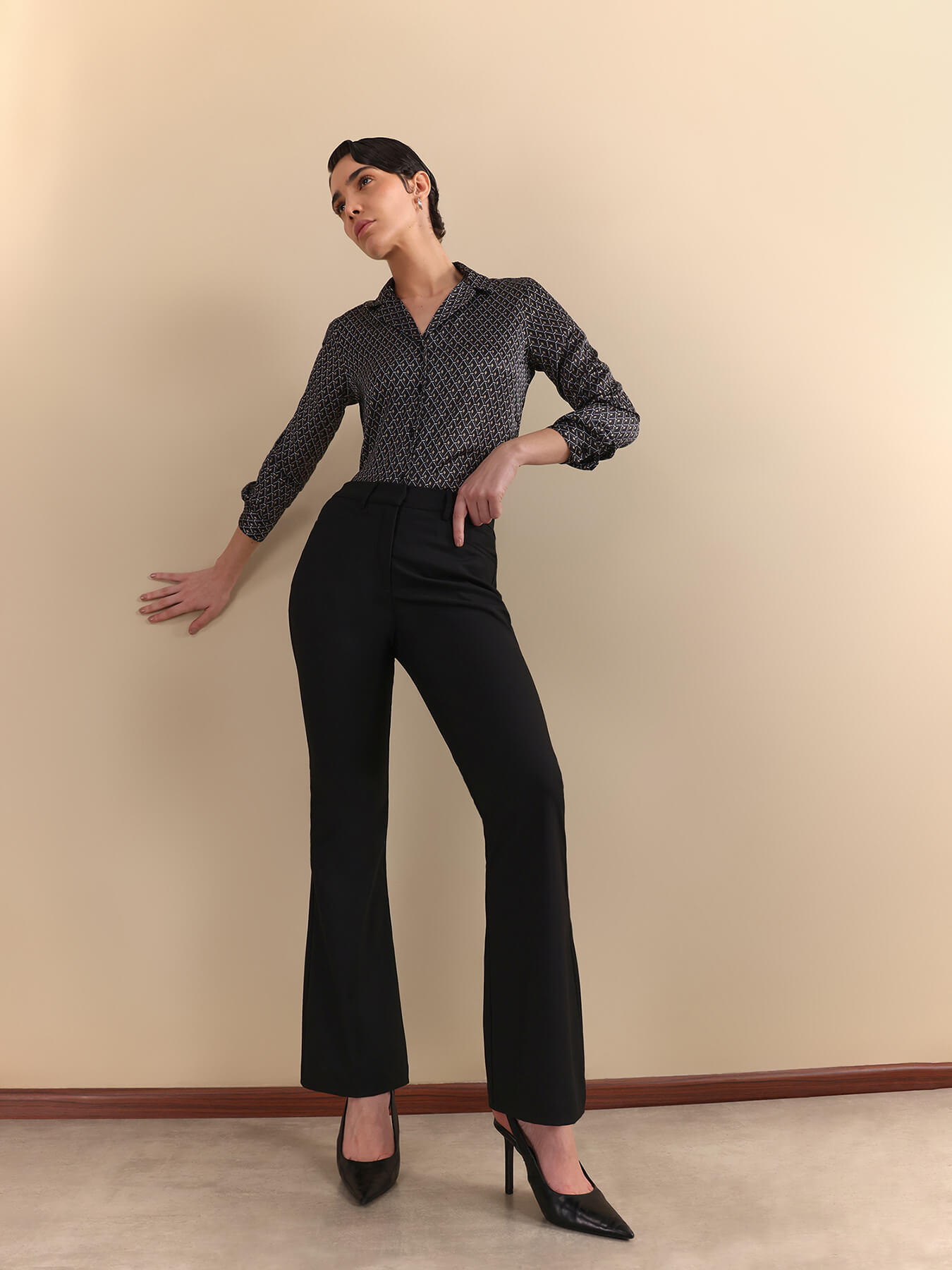 Flared Mid Rise Trousers - Black