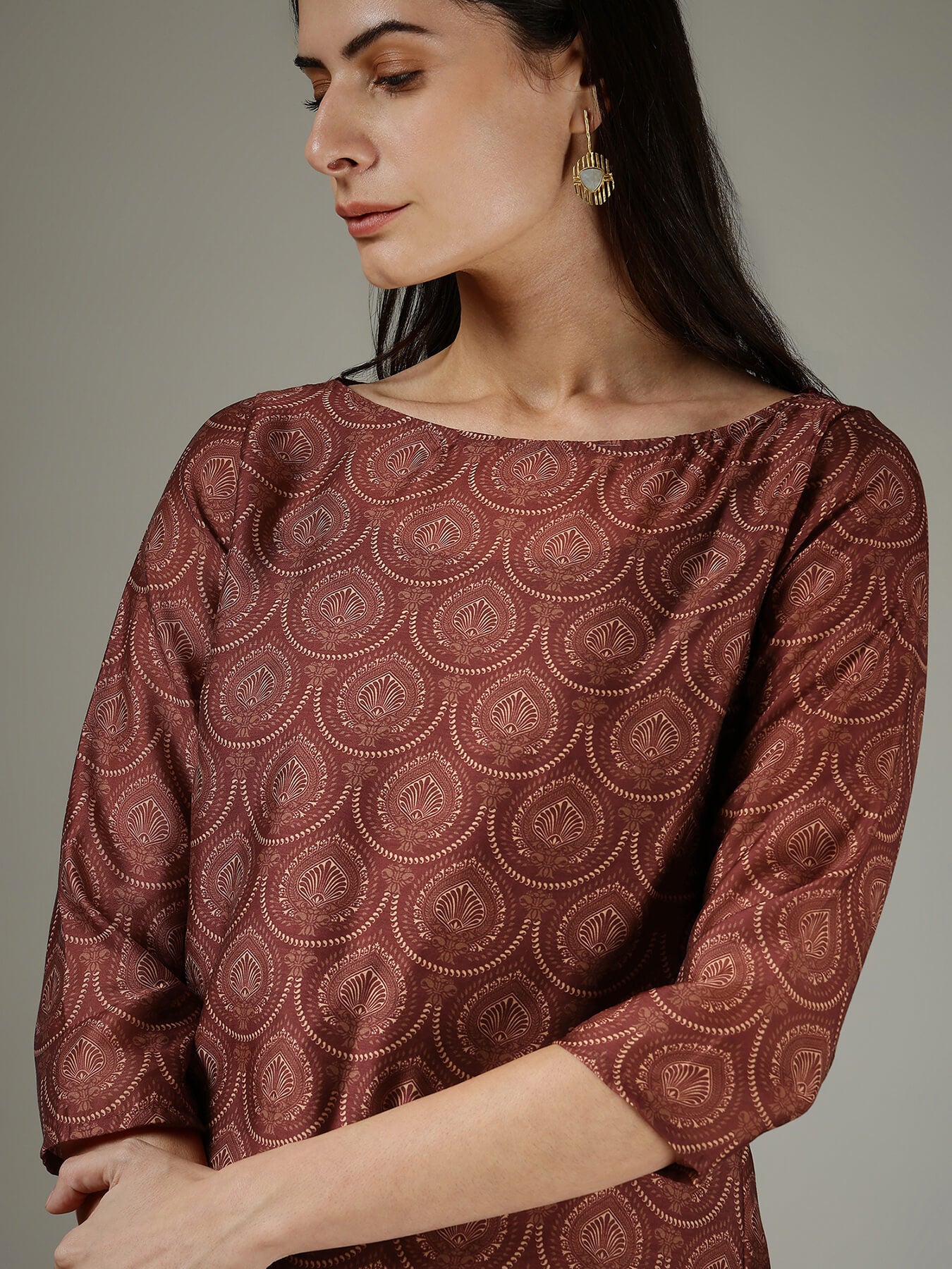 Boat-Neck Motif Top - Burgundy